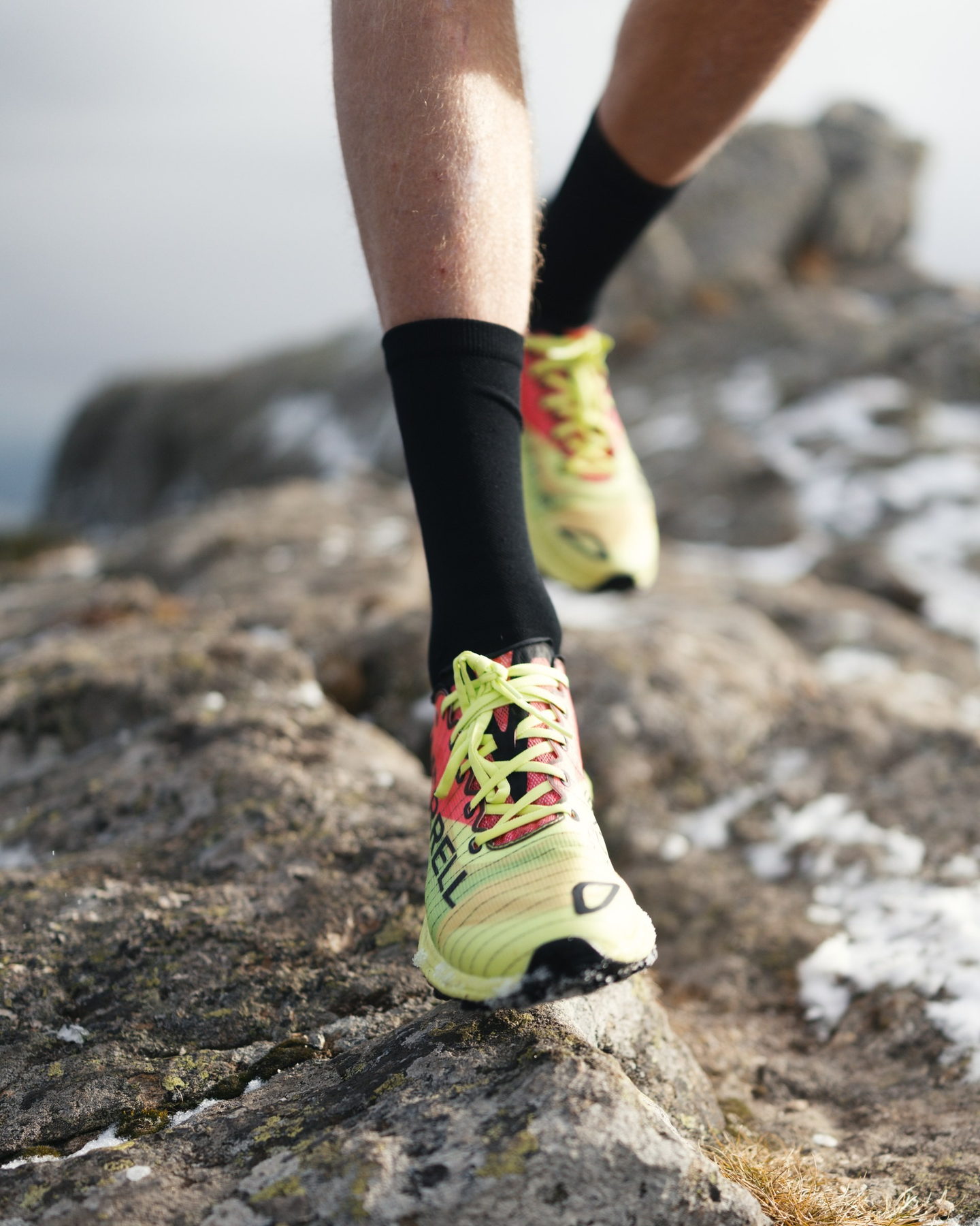 Merrell MTL Long Sky 2 Matryx sobre una roca de cim